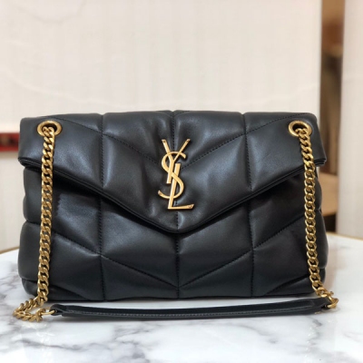 Yves Saint Laurent YSL 聖羅蘭 New （中號）LOULOU PUFFER 絎縫小羊皮包，100%小羊皮製作，手感柔軟細膩，猶如懷抱雲朵般的感受；經典的Y家logo、鏈條及扣眼五金均採用銀色拉絲金屬材質，啞光霧面的質感