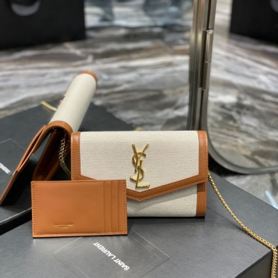 Yves Saint Laurent YSL 聖羅蘭 UPTOWN迷你信封包 最經典的標誌性金屬Logo，搭配可拆卸鏈條肩背帶，直接當手包！此款還配有一個小卡包，可以放4/5張卡片沒問題！義大利進口牛皮，肩帶48cm！雖然小確能裝3部Plu