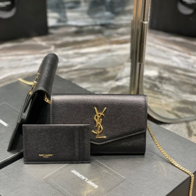 Yves Saint Laurent YSL 聖羅蘭 UPTOWN迷你信封包 最經典的標誌性金屬Logo，搭配可拆卸鏈條肩背帶，直接當手包！此款還配有一個小卡包，可以放4/5張卡片沒問題！義大利進口牛皮，肩帶48cm！雖然小確能裝3部Plu