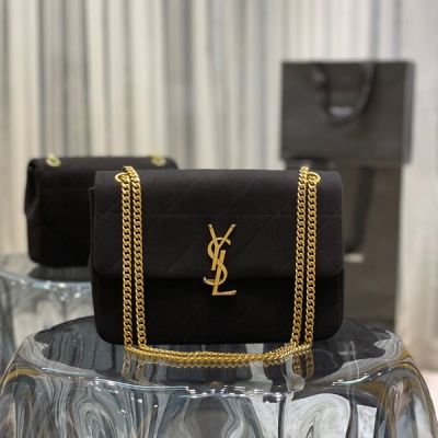 Yves Saint Laurent YSL 聖羅蘭 JAMIE針織款 由進口羊絨針織拼接而成，飾以“CARRE RIVE GAUCHE”絎縫包縫，工藝十分複雜，內裡羊皮質感上手一流贊！單肩斜挎都可以！非常實用大氣！型號：634820 尺寸