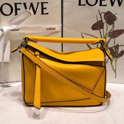 Loewe羅意威 芒果黃 瘋狂種草mini puzzle 讓無數女神醉心的美膩顏色 迷你尺寸：18*12.5*8cm 包包自身重量幾乎忽略，超級實用，出門裝手機小錢包口紅粉餅,毫無累贅感，輕鬆愉快人生從此開啟(你們最關心的xs，plus都o