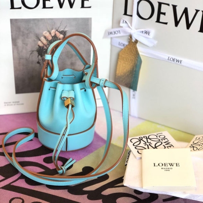 Loewe羅意威 全新超迷你Nano Balloon 以柔軟napa小牛皮為材質，穩固的圓形底座之上，小牛皮內袋被堅實皮革外層所溫柔包裹。硬挺廓形中，亦不失柔軟質地！浪漫告白日，放飛氣球傳遞愛語 I LOEWE YOU 尺寸:13*8.7*