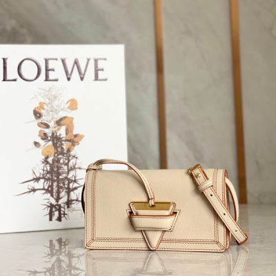 Loewe羅意威 代購級新色 怒推！必賣現貨！知名博主“小白同款” 軟包 三角包 採用超柔粒面小牛皮& 手感一級贊頂部襟翼和金屬三角形關閉 主要內部隔層 中央拉鍊口袋 六個信用卡插槽和兩個狹縫口袋 更人性化配置簡直完美啊size：19*10