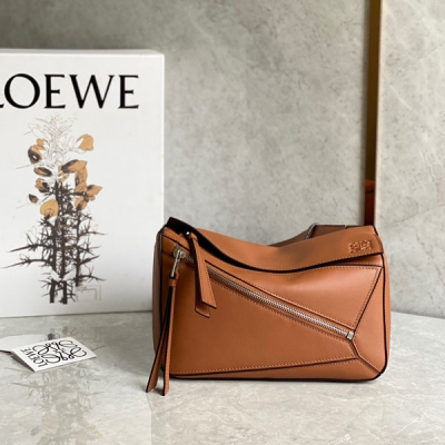 Loewe羅意威 男士puzzle 系列腰包出貨 採用質感柔軟小牛皮，進口棉麻內襯.腰部攜帶.肩背或斜挎都，可調節肩帶配金屬搭扣開合、內部插袋和一個外部拉鍊袋，空間容量杆杆 Size 24*16*10.5cm 配包裝