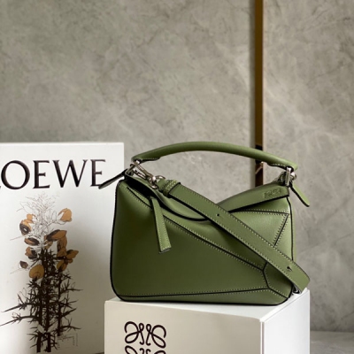 Loewe羅意威 Puzzle bag 最新墨綠顏色也太高級啦 愛了愛了質感柔軟小牛皮多色拼接 進口紡織內襯可自由折疊 手拎、斜挎 小身材大容量 日常出流妥妥滴 Size:24*10*14cm 配包裝