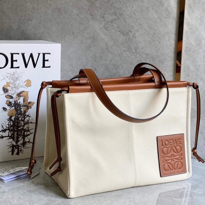 Loewe羅意威 最新版本cushion tote bag出貨選用進口帆布搭配小牛皮 ，內裡最條紋裡布，磁鐵開合，容量大及輕便 ，通勤逛街三合一 隨性又幹練！不僅適合上班 也適合度假！ size ：小號35*27*19cm （配禮品袋）