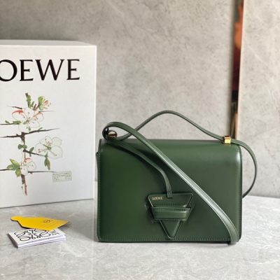 Loewe羅意威 全新升級版Barcelona 巴賽隆納出貨啦外形乾脆俐落，更加的高級選用質感光滑絲綢牛皮搭配經典標誌性的三角搭扣，訂制五金 肩帶可調節，隔層超級實用能裝，容量非常可觀，日常出行必備！Size：22.5*15*9.5cm.