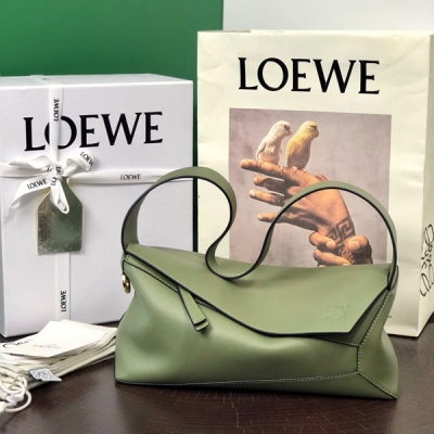 Loewe羅意威 經典PUZZLE HOBO 腋下包 靈感來源於puzzle包的長方體形狀與獨特幾何線條，衍生柔軟且精緻的Hobo腋下單肩包，手感超好超Q的納帕小牛皮，細膩柔軟100分，時髦又有型。拽姐辣妹必備！作為一個腋下包容量無敵，中古