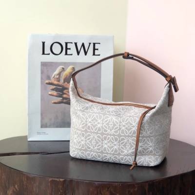 Loewe羅意威 2022新色 LOEWE CUBI老花飯盒包 小號 中花/棕色繡花布 入手super值 包包面料挺括度適中，沒有固定形狀 ，背上出門慵懶氛圍感十足 肩帶可以調節，伸縮至腋下背，單肩，手拎皆 精緻優雅顯氣質 容量也很棒，ve