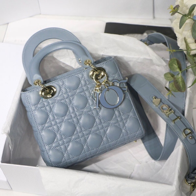 Dior迪奧 Lady Dior My ABC M8013 20cm 這款手袋集中體現了Dior 對典雅和美麗的深刻洞見。採用小羊皮革精心製作，以標誌性的藤格紋針腳打造絎縫細節，高雅經典的設計經久不衰。飾以同色調琺瑯標誌性“D.I.O.R.