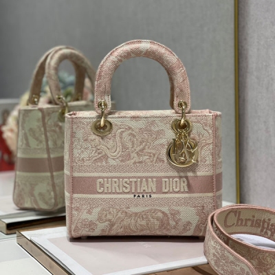 Dior迪奧 CD 粉老虎刺繡戴妃 LADY刺繡戴妃包“CHRISTIAN DIOR”標誌時尚而柔美。飾以標誌性“D.I.O.R.”吊飾，為精美的輪廓增添一分靈動。搭配大號可拆卸雙面刺繡肩帶，可隨心選擇背挎方式。可拆卸雙面刺繡寬肩帶，內部拉