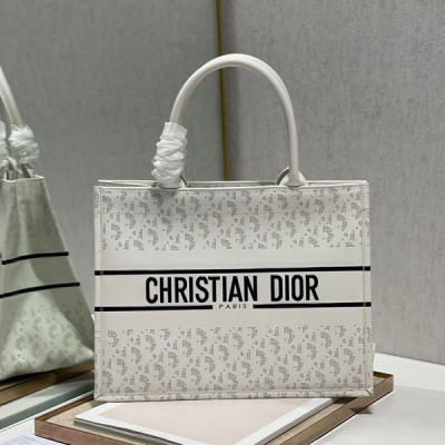 Dior迪奧 CD Dior book tote 購物袋 這款Book Tote手袋靈感來自女裝創意總監瑪麗亞·嘉茜婭·蔻麗（Maria Grazia Chiuri）是體現Dior審美的主打產品。可收納各種日常用品，全新演繹Bayadere