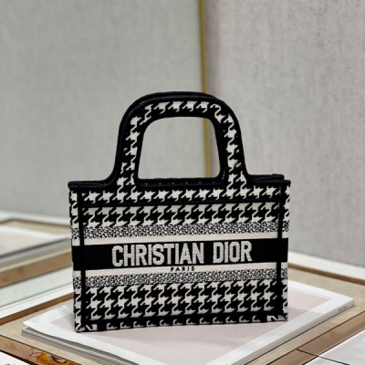 Dior迪奧 勻紋黑千鳥格 迷你號 Dior Mini Book tote 復古又時髦的凹造型單品 精湛的刺繡工藝完美呈現 隨手一搭就能給搭配帶來亮點 這款mini號太闊愛了！ 小小的包型裝點零碎的小東西也很方便呐 誰用誰時髦 稀飯高顏值的