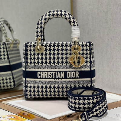 Dior迪奧 藍色千鳥格刺繡戴妃 LADY刺繡戴妃包“CHRISTIAN DIOR”標誌時尚而柔美。飾以標誌性“D.I.O.R.”吊飾，為精美的輪廓增添一分靈動。搭配大號可拆卸雙面刺繡肩帶，可隨心選擇背挎方式。可拆卸雙面刺繡寬肩帶，內部拉鍊