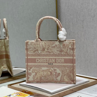 Dior迪奧 粉虎 新尺寸 Dior Mini Book tote 復古又時髦的凹造型單品 精湛的刺繡工藝完美呈現 隨手一搭就能給搭配帶來亮點 這款mini號太闊愛了！ 小小的包型裝點零碎的小東西也很方便呐 誰用誰時髦 稀飯高顏值的小仙女必