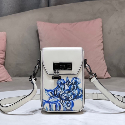 Dior迪奧 新品 DIOR AND KENNY SCHARF DIOR LOCK 手袋 灰色光滑牛皮革老虎印花 虎年手描款/手機包 這款豎版手拿包醒目優雅，經久不衰。採用黑色光滑牛皮革精心製作，飾以對比鮮明的緝麵線，彰顯 Dior 的精湛