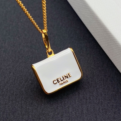 Celine 瑟琳 施令項鍊，精緻、養眼！代?細碼?膩清晰，焦點放?最在?新、手工方形扣、獨家購版?銀純?質地打造！獨特?美柔?的風格更易於混搭，上身顯氣質！