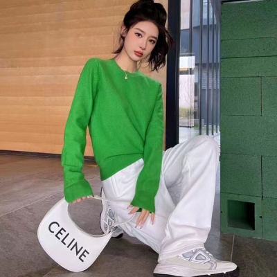 Celine 瑟琳 2021fw 秋冬絕美翠綠色針織上衣飽和度超高的綠色巨顯膚白 可以說沒有它匹配不到的色系了 妥妥的百搭王！精緻小圓領舒適好搭配 刺繡小logo細節也很加分 肌理感超強的效果自帶高級氛圍 SML