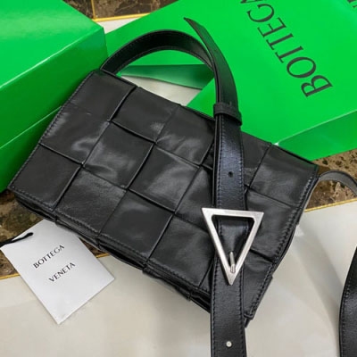 BV Bottega Veneta 667298 新版CASSETTE 三角扣油蠟皮 他是一款熱銷經典款 皮面換成油蠟小牛皮更加有質感光澤度，手感蜜汁舒服。另外肩帶還添加了大家熟悉的經典三角扣 真是太精緻了 主要是男女都能背出她該有的時髦感