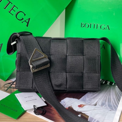 BV Bottega Veneta 秋冬新品來襲！680513 爆款中的Cassette經典編織元素方包再次升級後隆重登場，此次採用編織織帶形成 手感超級柔軟細膩 開口採用磁扣設計 五金也全面升級 無論是配件還是設計都更加高一層次 簡約高級