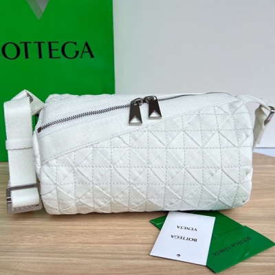 BV Bottega Veneta 新款織帶包690966。整個包身採用經典的織帶編織加上手工縫製設計 天然紋理 賦予了純色包身更多的變化 簡潔又富有規律的幾何線條 包身輕巧 寬肩帶 上身酷酷有型 圓桶形性很好 即使什麼都不裝，也能保持立體