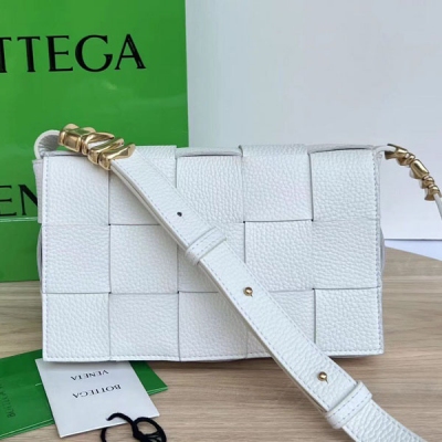 BV Bottega Veneta 666870新款來襲 CASSETTE出新版啦 金屬配飾款 這是一款熱銷人氣單品 皮面換成更加耐磨耐造的荔枝紋牛皮，內裡皮依舊才用柔軟小羊皮，使整個包包更加精緻 滿滿的質感更加耐用 更獨特的就是肩帶兩側都