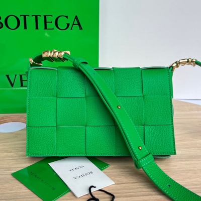 BV Bottega Veneta 666870新款來襲 CASSETTE出新版啦 金屬配飾款 這是一款熱銷人氣單品 皮面換成更加耐磨耐造的荔枝紋牛皮，內裡皮依舊才用柔軟小羊皮，使整個包包更加精緻 滿滿的質感更加耐用 更獨特的就是肩帶兩側都