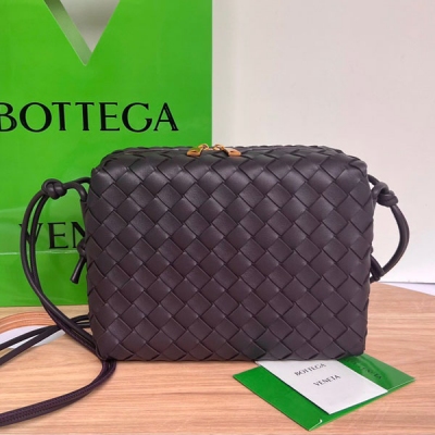 BV Bottega Veneta 680225 升級版雙拉鍊編織方包，正正方方的包型搭配經典編織元素 包身採用精選原廠羊皮製成 質感軟糯 容量很大實用性強 肩帶可隨意調節皮革拉繩 出街日常必備特能裝 超級無敵好看且百搭 尺寸：22x15.