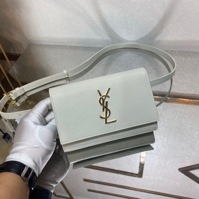 Yves Saint laurent YSL 聖羅蘭 專櫃最新款可調節式腰包，可拆式翻蓋小包可單獨當手包使用，只有一個尺寸哦，長度調節範圍為65-110cm！百分百小牛皮，一個內袋，一個拉鍊袋，四個卡槽，！集腰包，胸包，斜挎包，手包與一身的