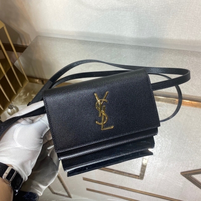 Yves Saint laurent YSL 聖羅蘭 專櫃最新款可調節式腰包，可拆式翻蓋小包可單獨當手包使用，只有一個尺寸哦，長度調節範圍為65-110cm！百分百小牛皮，一個內袋，一個拉鍊袋，四個卡槽，！集腰包，胸包，斜挎包，手包與一身的