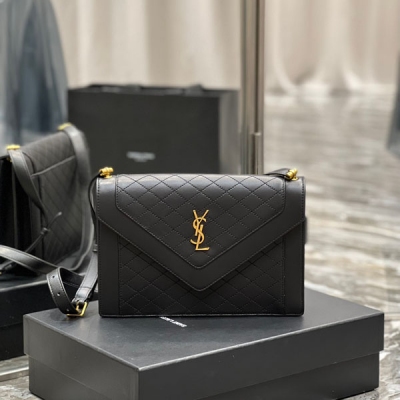 Yves Saint Laurent YSL聖羅蘭 GABY絎縫紋路信封包，採用義大利小羊皮，裡外全皮，配上精細手工精心製作，獨家定制金屬YSL logo彰顯個性，翻蓋設計確保使用的安全性，包內設有兩個主隔層，一個拉鍊內袋，肩帶的五金設計還