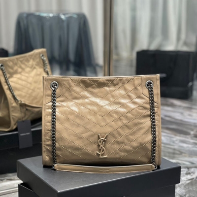 Yves Saint Laurent YSL 聖羅蘭 NIKI SHOPPING BAG 義大利進口抓皺油蠟牛皮，全黑金屬logo，工藝十分精湛！包袋中間有磁吸扣，保障了包包使用的安全性；內裡有一拉鍊隔層及敞口插槽設計可放手機及零錢卡片，方