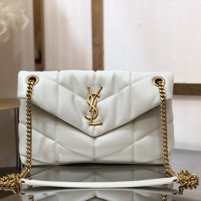 Yves Saint Laurent YSL 聖羅蘭 New （中號）LOULOU PUFFER 絎縫小羊皮包，100%小羊皮製作，手感柔軟細膩，猶如懷抱雲朵般的感受；經典的Y家logo、鏈條及扣眼五金均採用銀色拉絲金屬材質，啞光霧面的質感