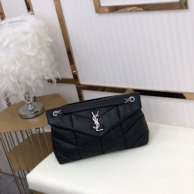 Yves Saint Laurent YSL 聖羅蘭 Paris聖羅蘭最新款 可雙折後單肩 皺紋絎縫小羊皮包沙拉絲金屬飾件羅緞襯裡，磁性四合扣封口一個拉鍊內袋 尺寸：35cm 型號：577476