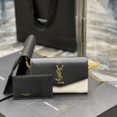 Yves Saint Laurent YSL 聖羅蘭 UPTOWN迷你信封包 最經典的標誌性金屬Logo，搭配可拆卸鏈條肩背帶，直接當手包！此款還配有一個小卡包，可以放4/5張卡片沒問題！義大利進口牛皮，肩帶48cm！雖然小確能裝3部Plu