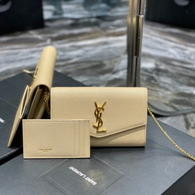 Yves Saint Laurent YSL 聖羅蘭 UPTOWN迷你信封包 最經典的標誌性金屬Logo，搭配可拆卸鏈條肩背帶，直接當手包！此款還配有一個小卡包，可以放4/5張卡片沒問題！義大利進口牛皮，肩帶48cm！雖然小確能裝3部Plu