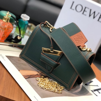 Loewe羅意威 Lady BARCELONA NEW 2021 草綠 Barcelona 新版本最大賣點就是皮質SOFT到你心醉醉，軟糯糯的就像春天裡來了一口馬卡龍，頓時心都被融化了 尺寸：24*15*8cm，標配條小金鏈條中長寬肩帶。走