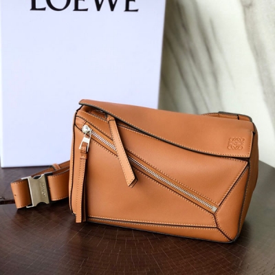 Loewe羅意威 長方體形狀和精確的切割技巧創造出 Puzzle 腰包 獨特的幾何線條成為 “LOEWE羅意威”的著名代表作 金屬搭扣開合，刻有標誌logo徽標，可調節肩帶，翻蓋大容量插袋和一個外部拉鍊口袋，柔軟細膩napa小牛皮，正品Yk