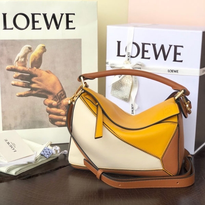 Loewe羅意威 專櫃最新 LOEWE 小號PUZZLE 黃棕白拼色 大容量，日常，出遊妥妥滴！尺寸24*14*11CM 專櫃同步最新做法，介面，內裡托全皮，細肩帶，底部無釘）採用進口西班牙小牛皮摸上去溫柔又舒適。皮料精確切割使它可自然折疊