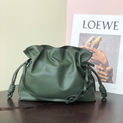 Loewe羅意威 Flamenco clutch-NEW 2021 迷你 mini flamenco clutch bag 可手拿亦可優雅斜挎 雲朵般溫暖亦輕盈的造型如此簡單，耐看不會out的款式！包袋採用進口小牛皮，手感如羊皮般細膩柔軟，