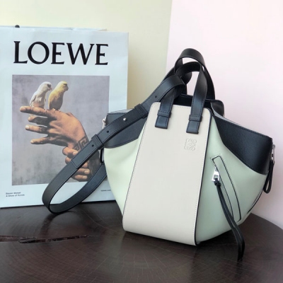 Loewe羅意威 Hammock 專櫃最新 淡綠拼色 同步最新版本 小號29*26*14cm（正品只有一個尺寸）容量大，自由變換的折疊拉鍊設計，也放下macbook 和A4 本本，兩側分別有一個小口袋，一般放Plus 跟重要的卡之類妥妥滴，