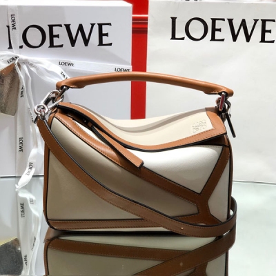 Loewe羅意威 Lady Puzzle-NEW 灰白色·米白色 美膩膩的新版本以棕色皮條連接著灰白色跟米白色之間不規則設計，更具時尚魅力。24*14*11cm(專櫃獨一尺寸)超級實用，大容量，滿足你的日常所需！手機，充電寶，錢夾，粉餅，唇