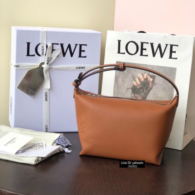 Loewe羅意威 cubi老花飯盒包 不用說你也懂得 專櫃斷貨王 入手super值 包包面料挺括度適中，沒有固定形狀 ，背上出門慵懶氛圍感十足 肩帶可以調節，伸縮至腋下背，單肩，手拎皆 精緻優雅顯氣質 容量也很棒，very實用 手機，耳機，