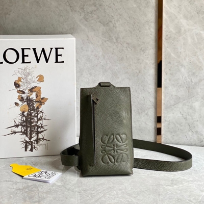 Loewe羅意威 最新粒面垂直T型胸包出貨採用柔軟粒面牛皮製成 質感超贊 帆布內襯 後置大口袋也可放手機喔 多功能穿戴搭配可調節肩帶，精緻小巧、實用性極高喔size:21.5X12.7X6.5cm