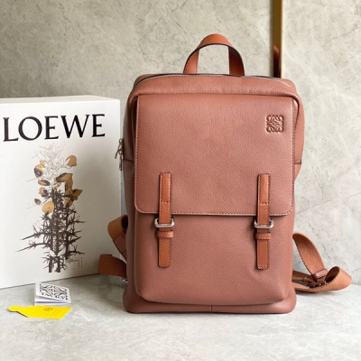 Loewe羅意威 Military 軍用背包到貨柔軟粒面牛皮，帶有一個主隔層和一個折疊翻蓋下的額外隔層，磁扣關閉。 帶襯墊的肩帶可通過金屬滑塊調節。雙肩背、單肩背手提也可，內裡大口袋可容納筆記型電腦 ，實用性強Size：39*28*11cm