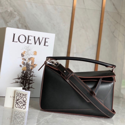 Loewe羅意威 Puzzle bag 2021最新氣質黑出貨獨家上新磚櫃同步 最新做法由原來拼接皮塊的風格 替換成今日嶄新的線條縫合 再用上撞色油邊點綴其間 內裡紡織內襯 讓整個包包更簡約 大氣 Size:中號30*12*19cm