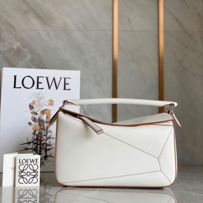 Loewe羅意威 Puzzle bag 最新珍珠白出貨獨家上新磚櫃同步 最新做法由原來拼接皮塊的風格 替換成今日嶄新的線條縫合 再用上撞色油邊點綴其間 內裡紡織內襯 讓整個包包更簡約 大氣 Size:中號30*12*19cm