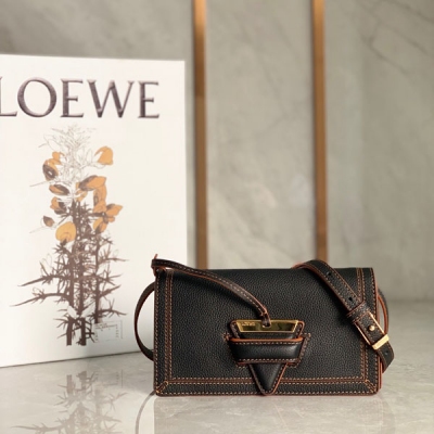 Loewe羅意威 代購級新色 怒推！必賣現貨！知名博主“小白同款” 軟包 三角包 採用超柔粒面小牛皮& 手感一級贊頂部襟翼和金屬三角形關閉 主要內部隔層 中央拉鍊口袋 六個信用卡插槽和兩個狹縫口袋 更人性化配置簡直完美啊size：19*10