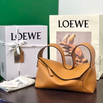 Loewe羅意威 經典PUZZLE HOBO 腋下包 靈感來源於puzzle包的長方體形狀與獨特幾何線條，衍生柔軟且精緻的Hobo腋下單肩包，手感超好超Q的納帕小牛皮，細膩柔軟100分，時髦又有型。拽姐辣妹必備！作為一個腋下包容量無敵，中古