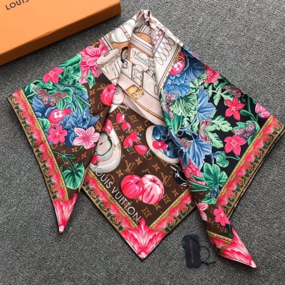 LV路易威登 圍巾 各大專櫃在售 頂級斜紋真絲方巾 90x90cm 放大細節 展現出來的工藝 看得見的品質 均勻的圖案佈局讓人深深地感受到頂級品牌的品味 靈動的LV花紋充分延伸 色澤純正豔麗 突顯高貴氣質 讓您